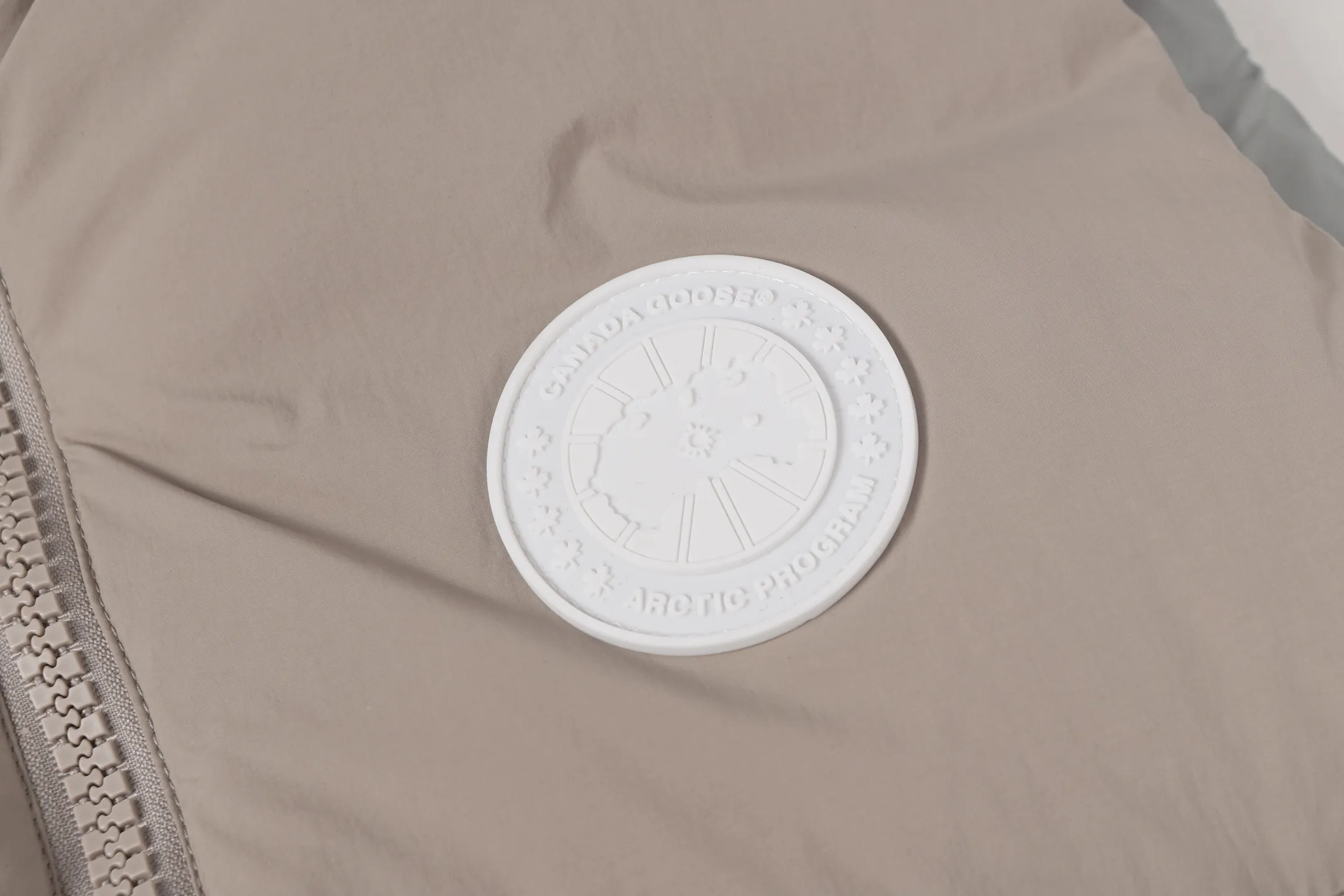 P480 CANADA GOOSE/PASTELS capsule white label series down vest The white label series is a capsule limited series and the most popular PASTELS series this year. The chest labels are all white badges with pure silicone texture. The pattern has a strong contrast between concave and convex. The topographic map of Canada on the badge is lifelike. The plastic material used for currency logos on the market is very hard to the touch! Our original independent order accessories are all custom-made original accessories. The imported YKK zipper has correct teeth and the zipper teeth are very thick. The zipper webbing logo is printed with three M fluorescent colors and the original custom-made washed logo. The placket webbing and wiring details are all restored. Color: Black Pure White Light Pink Khaki Moonlight Gray Size: XS S M L XL